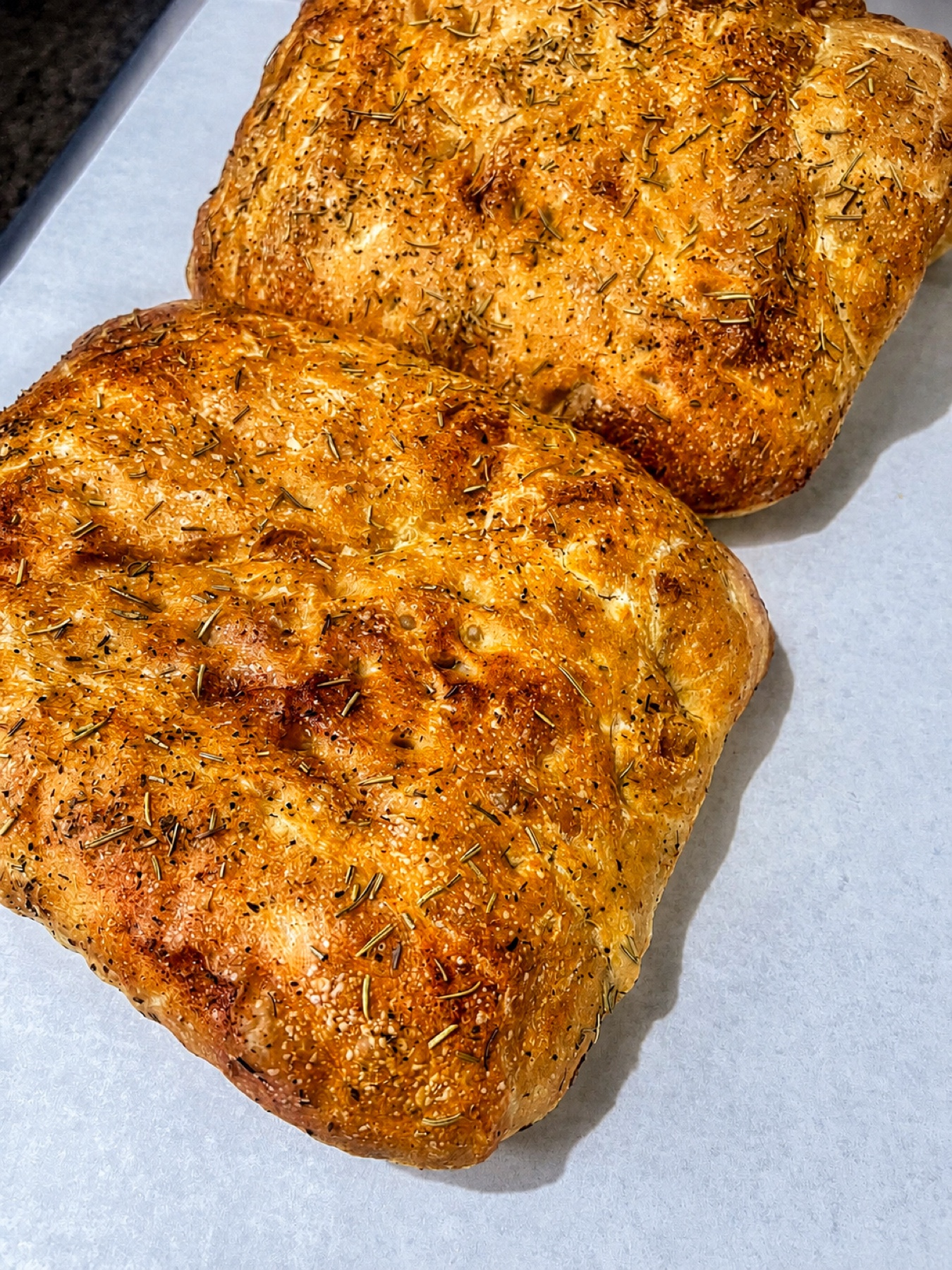 Cross-section de focaccia mostrando miga aireada y corteza dorada