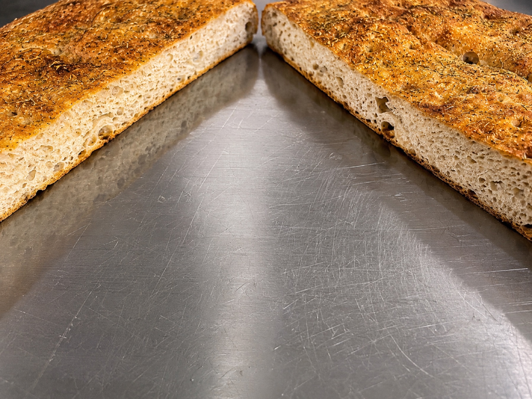 Masa de focaccia fermentada con romero y especias, antes del horno