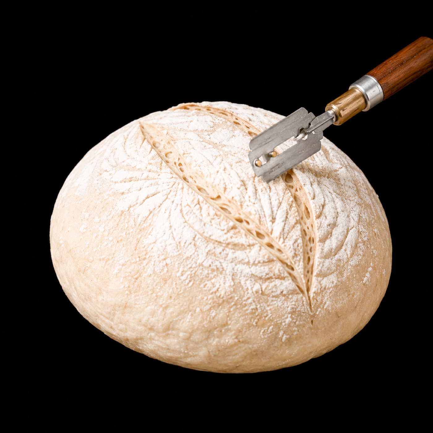 Pan crudo con corte decorativo, lame visible